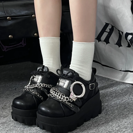 How do Y2K shoes contribute to the grunge and goth subcultures