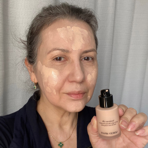 How do you choose the proper lightweight foundation for mature skin