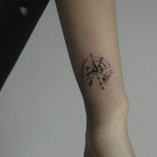 How can men incorporate meaningful elements into popular tattoo styles
